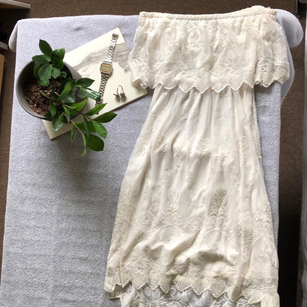 Lace, Ivory, strapless dress!